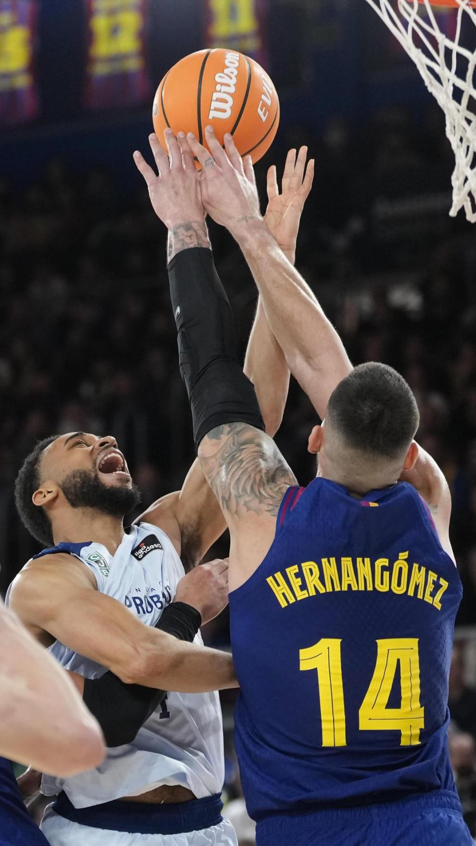 Willy taponar un llançament de Hunt