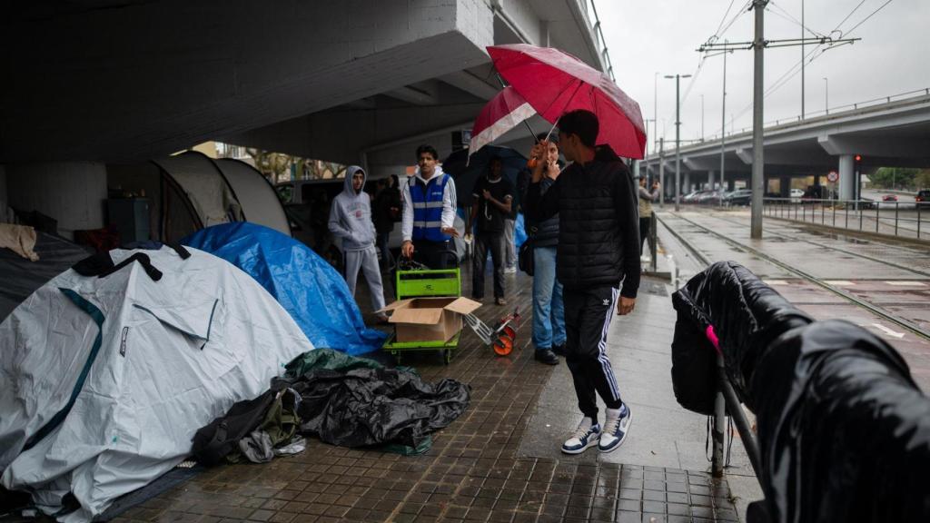 Persones desallotjades de l’antic Institut B9 de Badalona acampen sota la sortida 210 de la C-31.