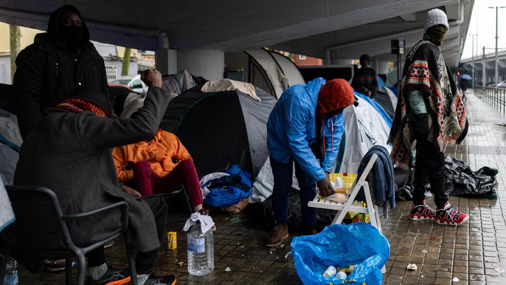 Personas desalojadas del antiguo Instituto B9 de Badalona acampan debajo de la salida 210 de la C-31, en el barrio de Sant Roc de Badalona.