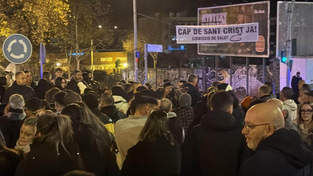Els veïns durant la protesta davant la parròquia a Badalona