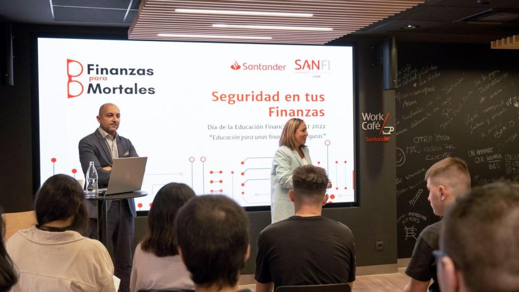 Una sessió d'educació financera per a joves dins del programa Finances per a Mortals