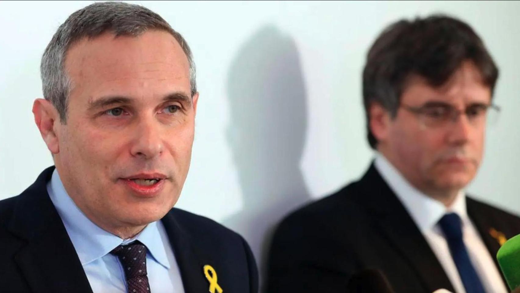 Josep Lluís Alay (i), jefe de la oficina de Carles Puigdemont, en un acto con el 'expresident' fugado