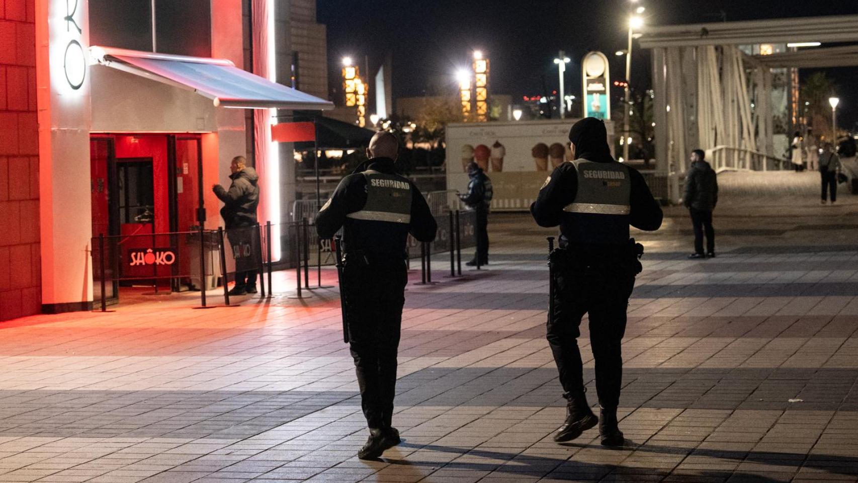 Un equipo de seguridad, frente a la discoteca Opium