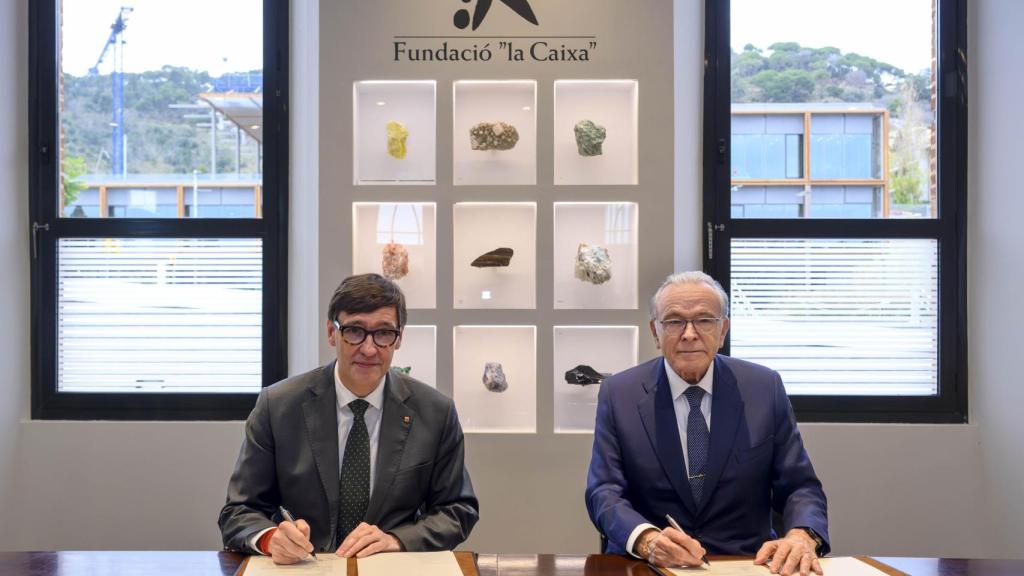 El presidente de la Generalitat de Cataluña, Salvador Illa (izq.), junto al presidente de la Fundación Bancaria La Caixa, Isidro Fainé / FUNDACIÓN LA CAIXA