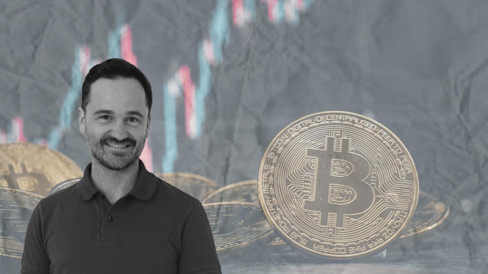 Adrià Carulla, junto a un 'bitcoin' / CG