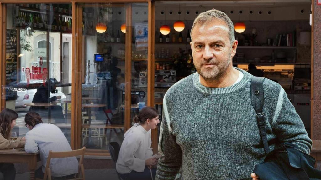 Hansi Flick con el Flying Monkey de fondo en un fotomontaje