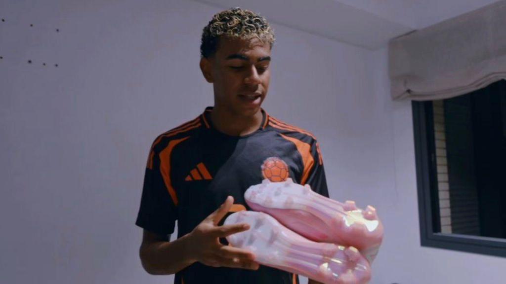 Lamine Yamal enseña sus botas en su primer vídeo de su nuevo canal de YouTube