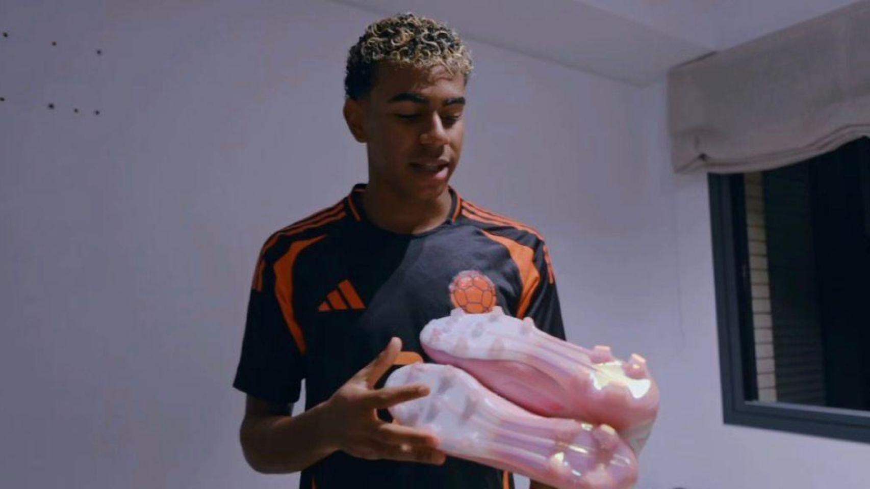 Lamine Yamal enseña sus botas en su primer vídeo de su nuevo canal de YouTube