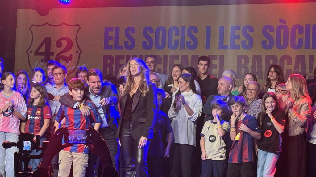 Marc Ciria, amb la seva dona, fills i amics, presenta la precandidatura a les eleccions del Barça sota el nom Moviment 42