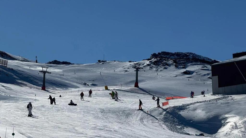 Vista de la estación de esquí de Sierra Nevada en el primer día de apertura de la temporada invernal.