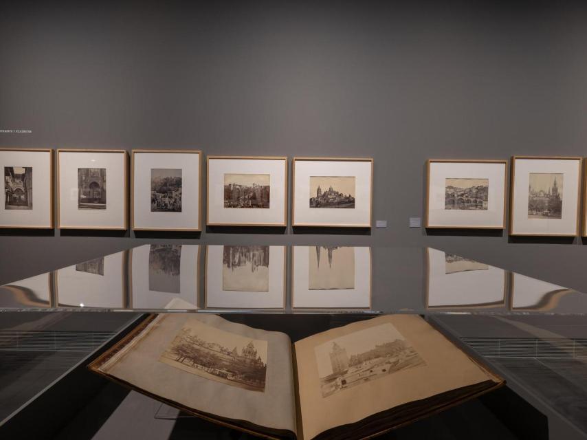 Vista de una de las salas de la exposición ‘Charles Clifford y el registro monumental de España’.