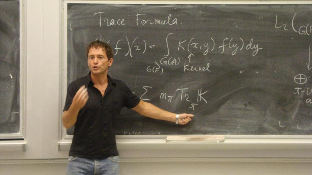 Edward Frenkel dando una clase en la Universidad de Berkeley
