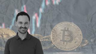 Adrià Carulla, junto a un 'bitcoin' / CG