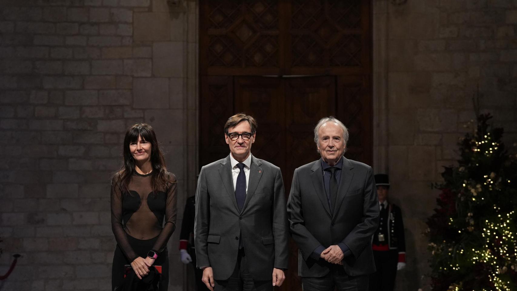 Salvador Illa, Joan Manuel Serrat y Bárbara Lluch, nieta de la premiada Núria Espert, en la ceremonia de entrega de la Medalla de Oro de la Generalitat