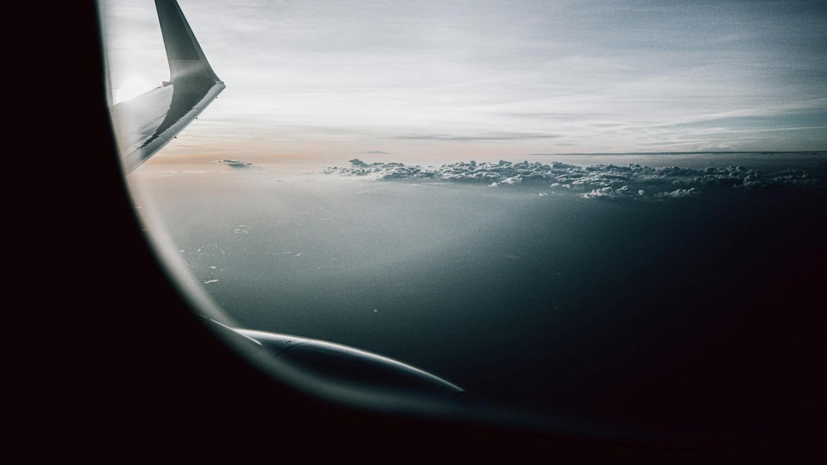 Vista desde la ventanilla de un avión durante un vuelo