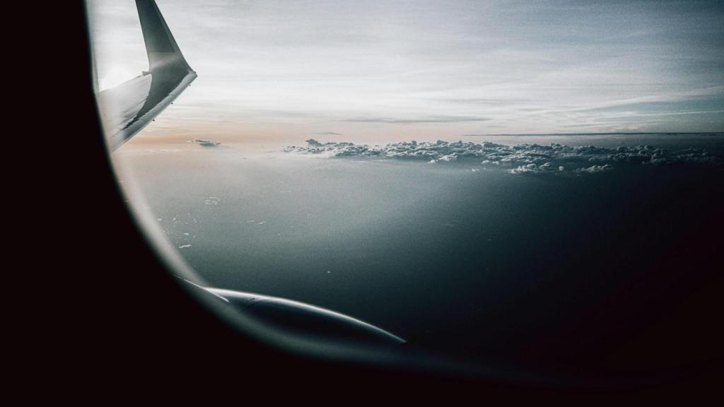 Vista desde la ventanilla de un avión durante un vuelo