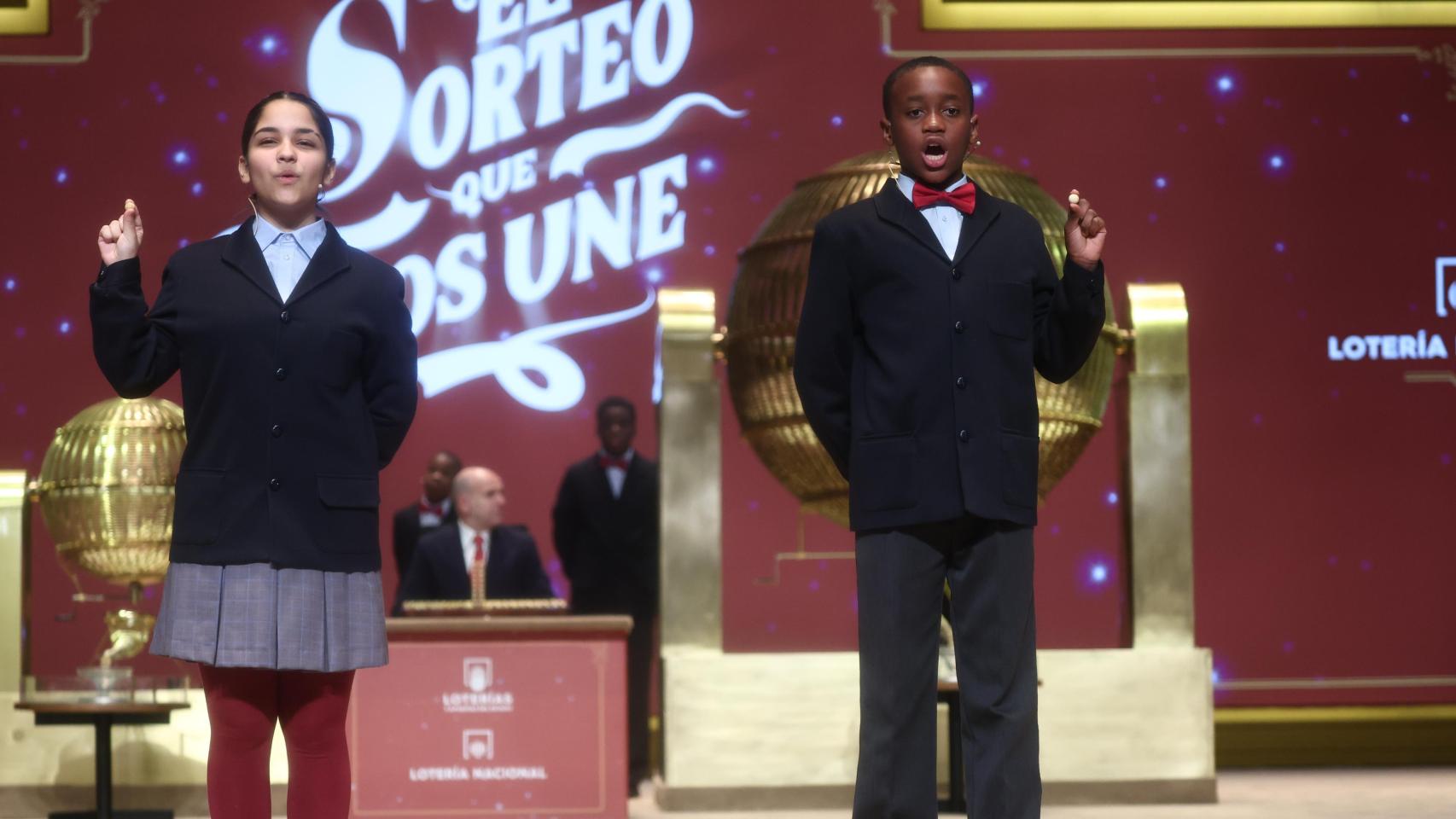 Dos niños cantan los premios de la Lotería de Navidad
