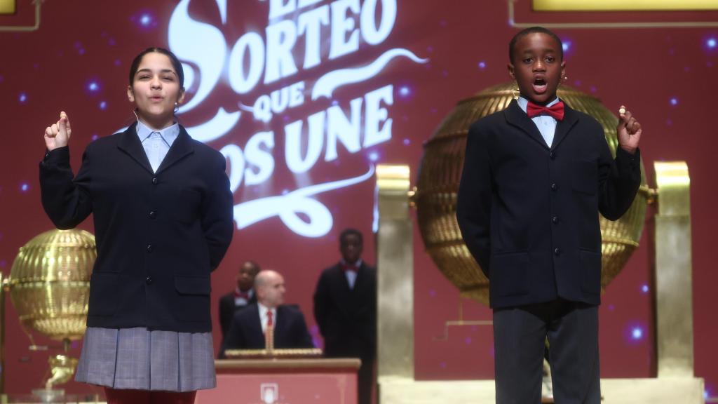 Dos niños cantan los premios de la Lotería de Navidad