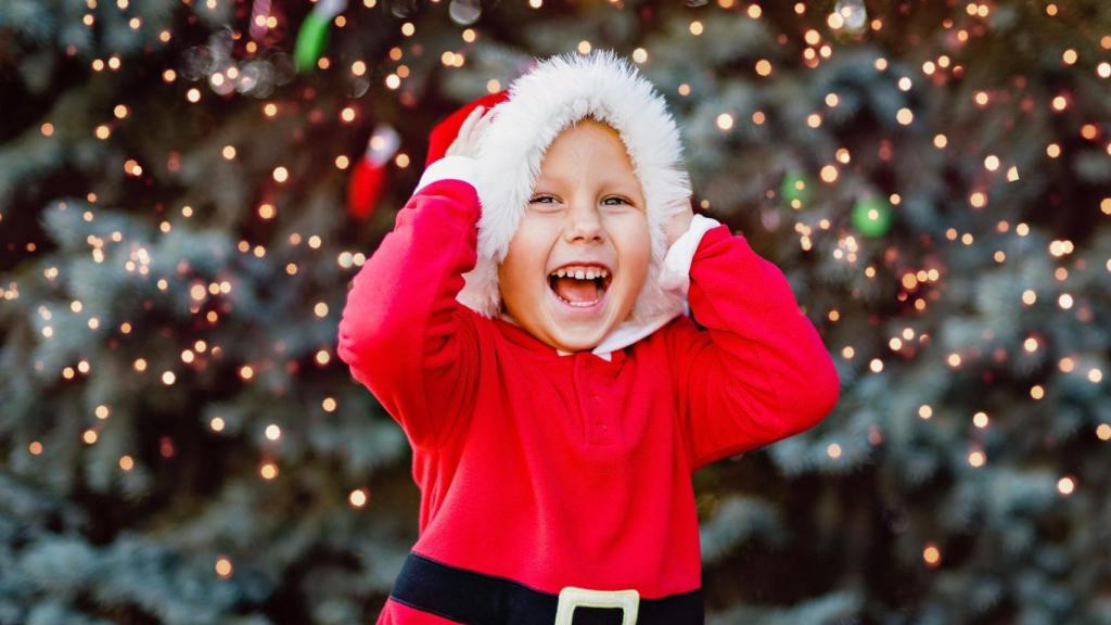 Niño vestido de Papá Noel