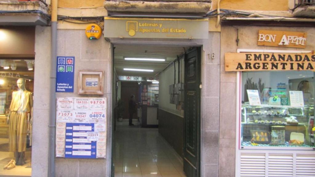 la fachada de la administración de Olot que ha repartido el cuarto premio, en la calle Sant Rafel