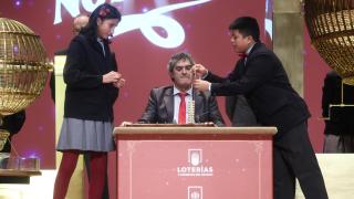 Dos niños de San Ildefonso cantan los premios de la Lotería de Navidad