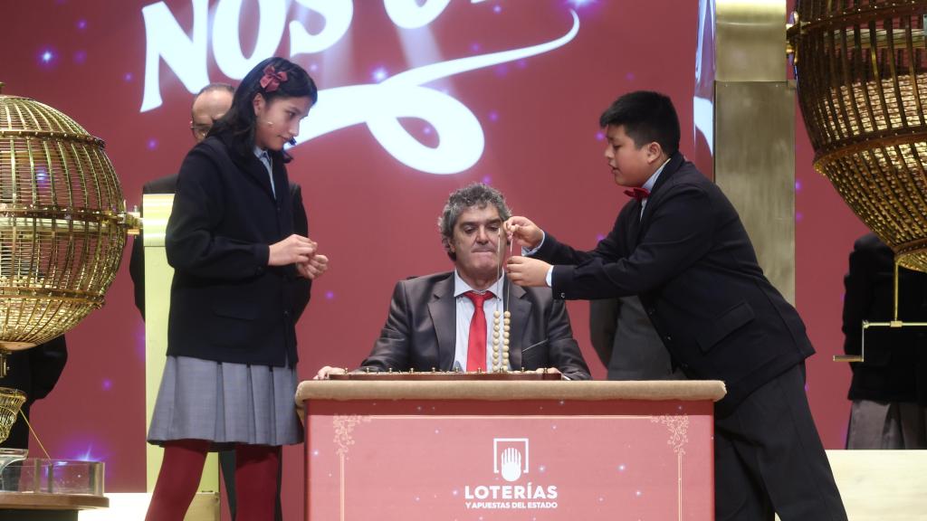 Dos niños de San Ildefonso cantan los premios de la Lotería de Navidad