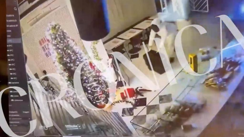 Imagen de como uno de los ladrones se lleva la caja de esta panadería de Montcada i Reixac