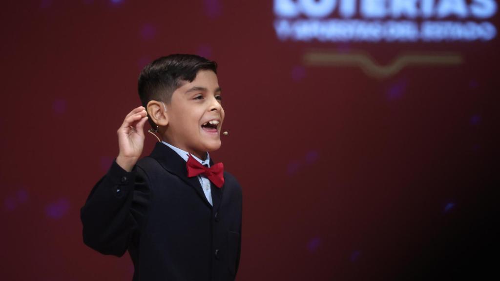 Un niño canta un premio de la Lotería de Navidad
