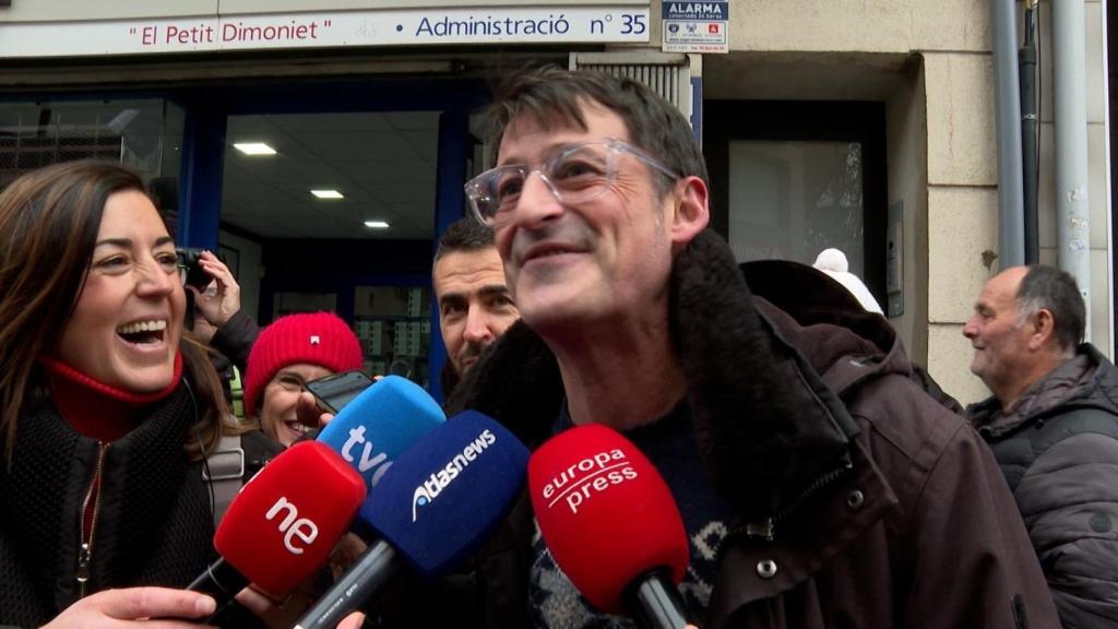 Javier, uno de los agraciados por la serie vendida en Badalona para una peña de un pueblo de Albacete