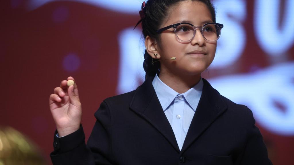 Una niña canta un premio del Sorteo de Navidad