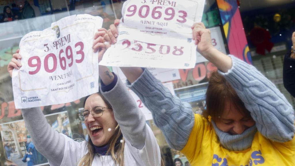 Miriam Vázquez y su madre celebrando los premios