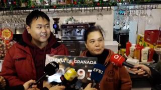 Kevin y su madre en el Bar 28 en Sant Boi de Llobregat (Barcelona)