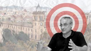 Fotomontaje de Ramón Flecha, con la Universidad de Barcelona de fondo