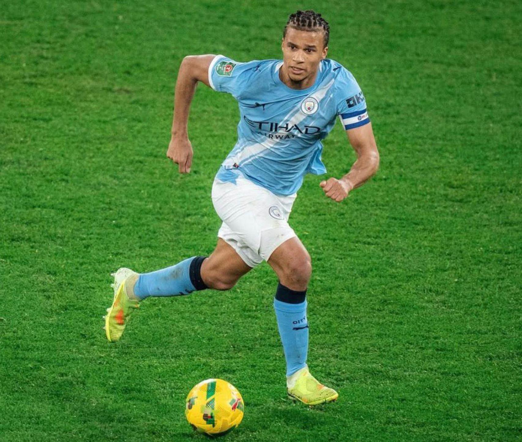 Nathan Aké con el Manchester City