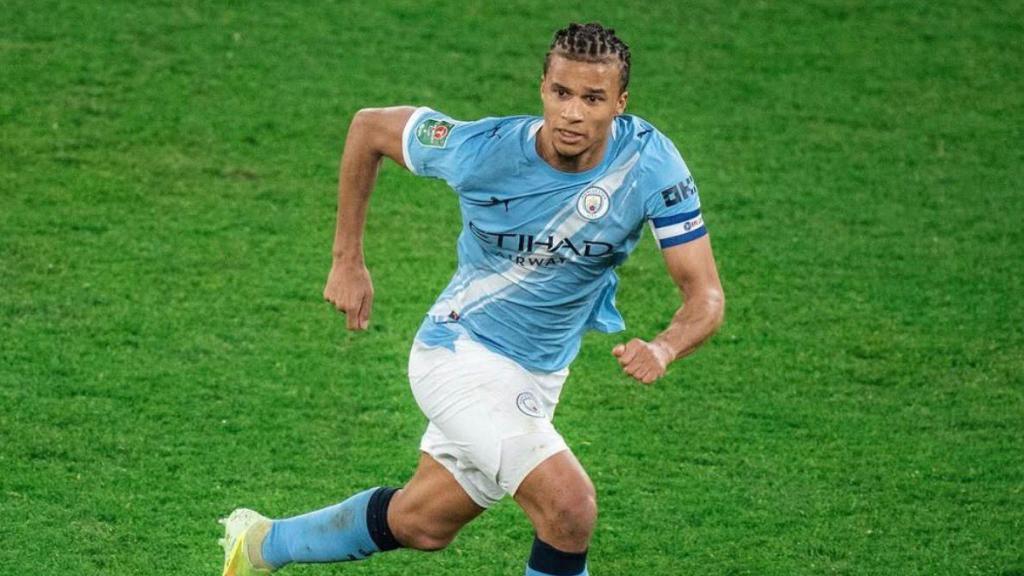 Nathan Aké con el Manchester City