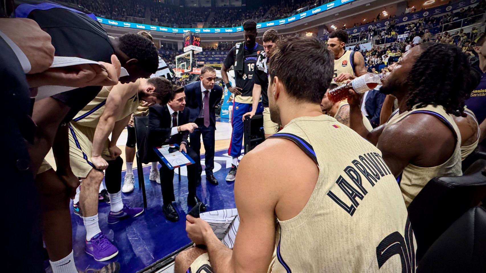 Los jugadores del Barça de basket conversan en el partido de Euroliga contra el Fenerbahce
