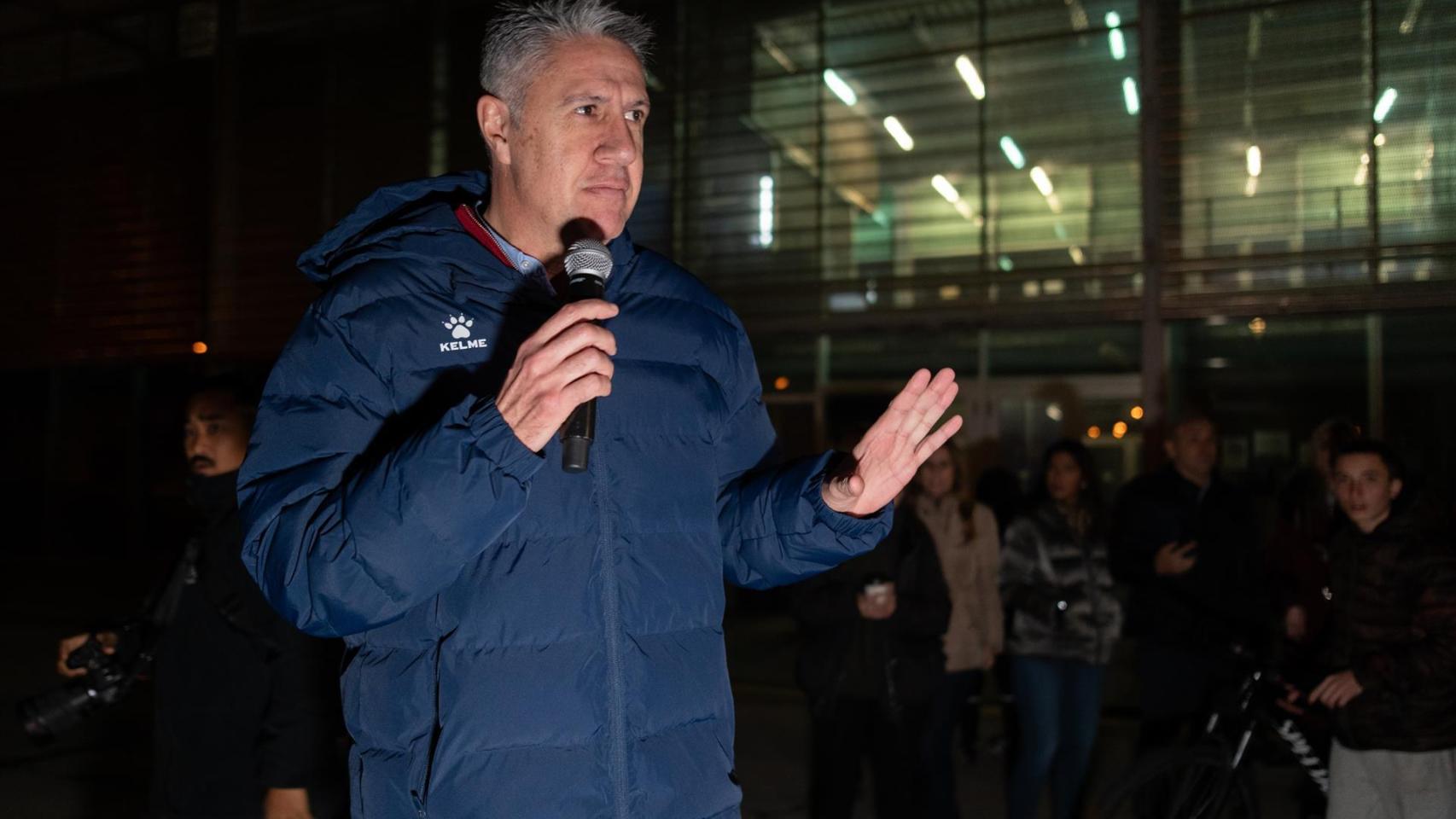 El alcalde de Badalona, Xavier García Albiol, interviene durante una convocatoria con vecinos para abordar la crisis del desalojo del B9