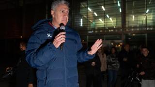 El alcalde de Badalona, Xavier García Albiol, interviene durante una convocatoria con vecinos para abordar la crisis del desalojo del B9