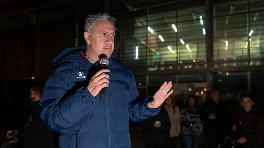 L’alcalde de Badalona, Xavier García Albiol, intervé durant una convocatòria amb veïns per abordar la crisi del desallotjament del B9