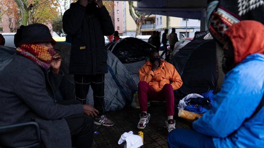 Persones desallotjades de l'antic Institut B9 de Badalona acampen sota la sortida 210 de la C-31, al barri de Sant Roc, a 20 de desembre de 2025, a Badalona