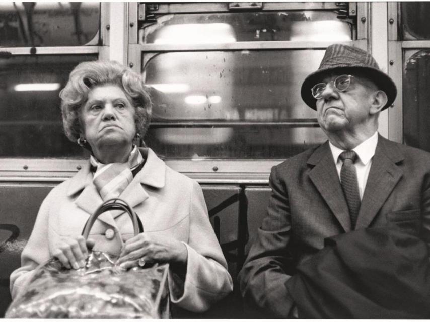 Dos viajeros del metro de Nueva York, en una instantánea de Helen Levitt de 1975.
