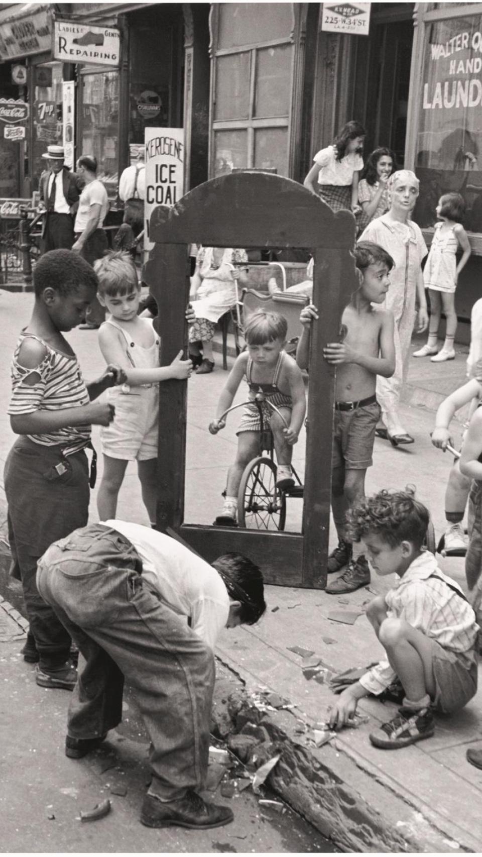 Nens juguen en un carrer de Nova York, fotografiats per Helen Levitt el 1940.