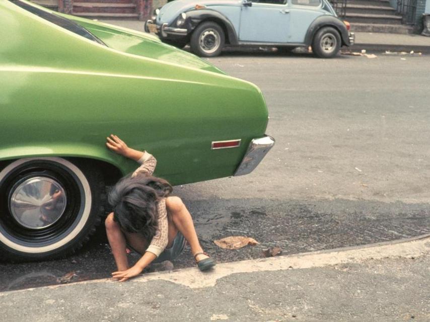 La fotografia en color de Helen Levitt titulada ‘New York, 1976’, de Helen Levitt.