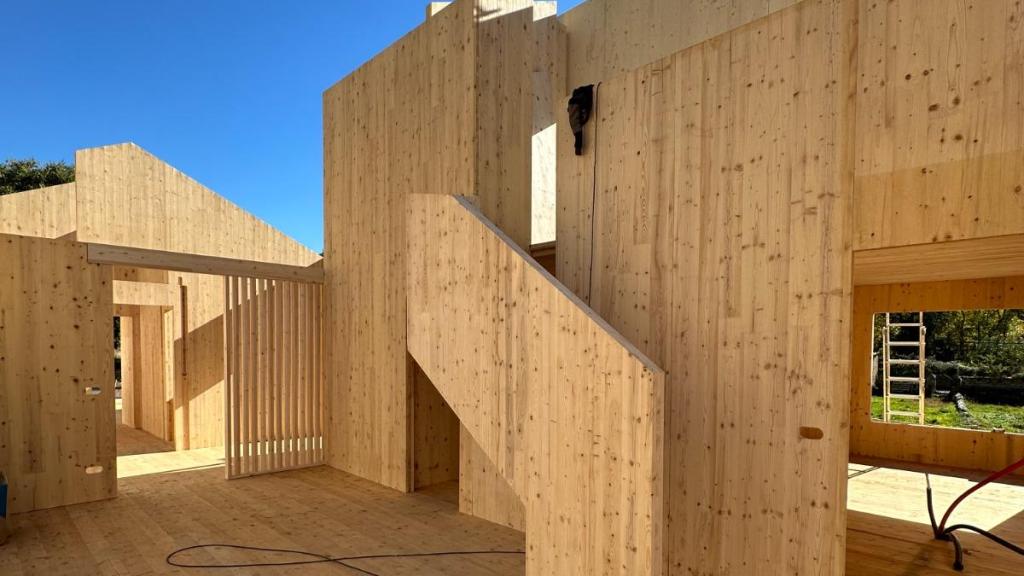 Estructura d’una casa de fusta laminada encreuada (CLT)