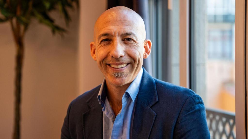 Julio Ceballos, autor d’'El calibrador d’estrelles', durant l’entrevista amb 'Letra Global'