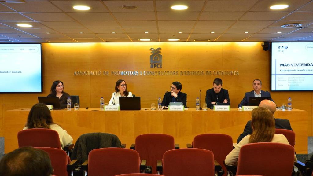 Mesa redonda de la presentación de la tesis con la participación de Loreto Peralta, autora del trabajo; Belén Onecha, subdirectora de Patrimonio, Obras e Infraestructuras del ETSAB – UPC; Rolando Biere y Álvaro Clua, tutores del trabajo; Marc Torrent, director general de la APCE