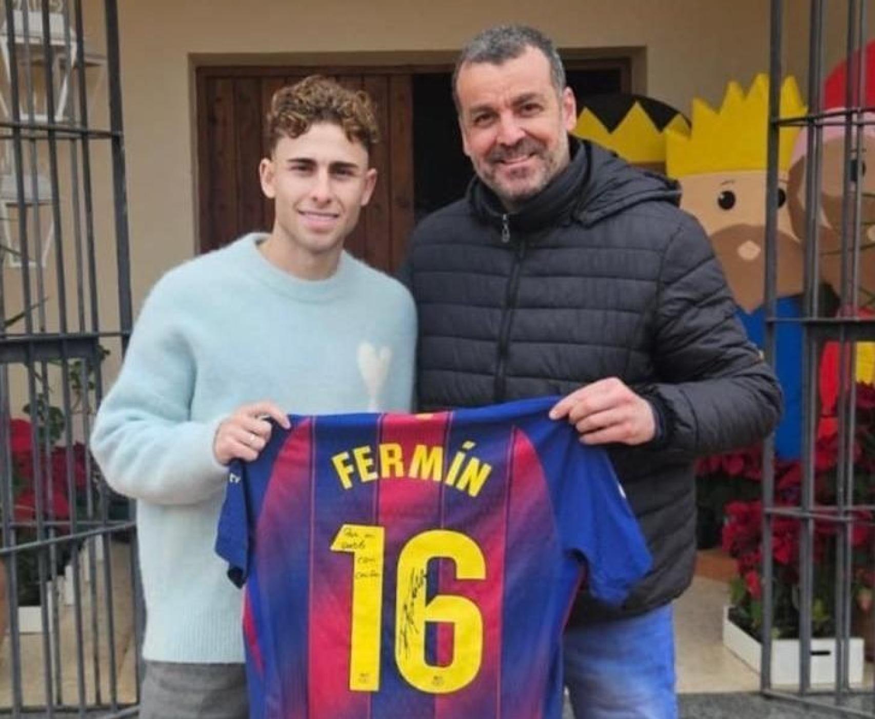 Fermín López entrega una camiseta del Barça firmada al Ayuntamiento de su pueblo