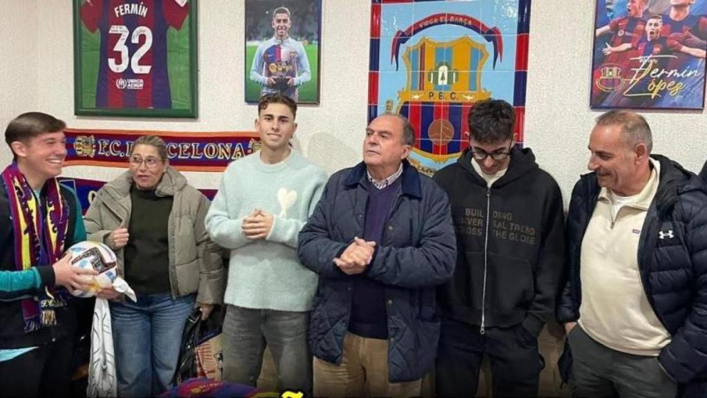 Fermín López inaugura la peña barcelonista de su pueblo