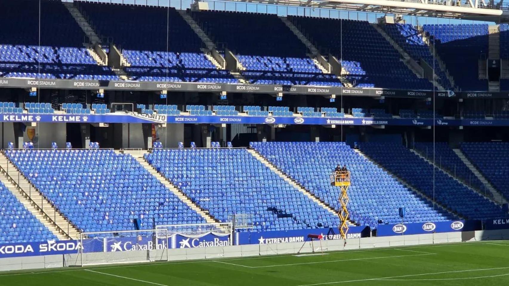 El Espanyol redes en las gradas de Cornellà-El Prat para frenar el lanzamiento de 'ratas'