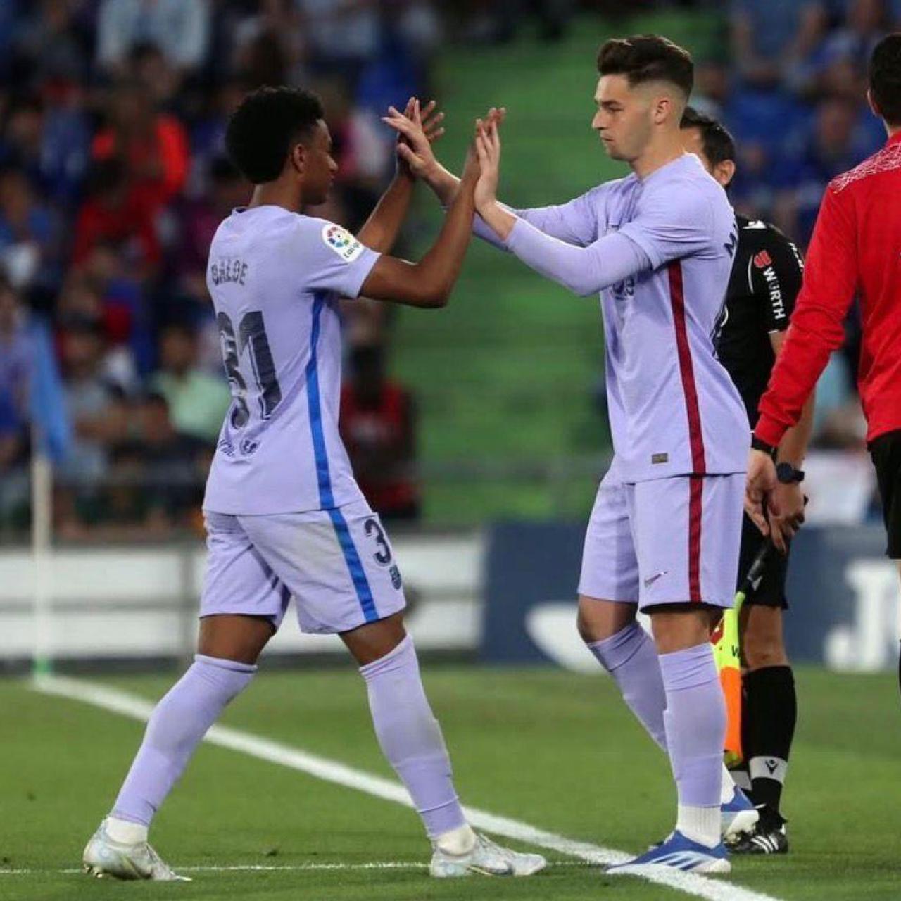 Mika Mármol sustituye a Alejandro Balde en su debut con el primer equipo del Barça